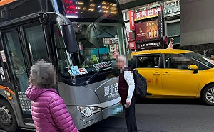 中和景安站肉身擋公車畫面曝！司機嚇傻提告妨害自由