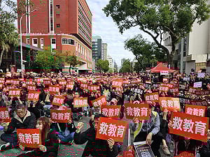 千人教育部前籲廢校事會議惡法   嗆鄭英耀若無力解決問題應立即下台