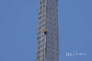 赤手完攀台北101　霍諾德受訪稱報酬少但沒錢也願意爬