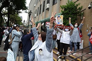 剴剴案劉姓保母姊妹二審維持原判　高院外民眾歡呼