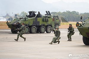 現場直擊》陸軍演練阻敵突擊 展現地空協同作戰能力 並盼國人支持建制先進武器裝備