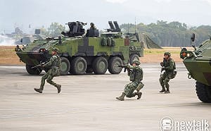 現場直擊》陸軍演練阻敵突擊 展現地空協同作戰能力 並盼國人支持建制先進武器裝備