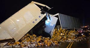 台2線曳引車擦撞 車頭衝出護欄上午恢復雙向通行