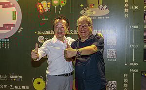 響應紙風車「椅子會」小額捐款　翁章梁捐出親筆簽名《青年的四個大夢》回饋捐款人