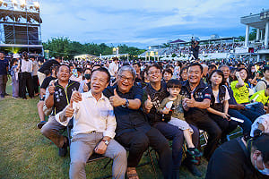 響應紙風車「椅子會」小額捐款　翁章梁捐出親筆簽名《青年的四個大夢》回饋捐款人