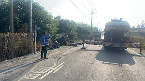 屏東怪手翻落大貨車壓死騎士  警調查事故原因
