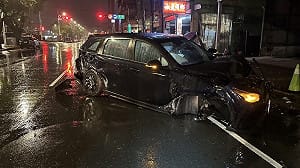 基隆信一路深夜車禍　失控擦撞3輛偵防車