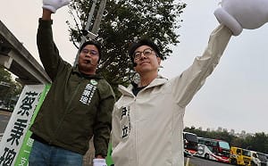 尹立、蔡秉璁跨區攜手站路口　強調共同生活圈跨區合作  