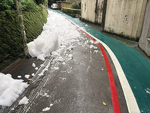 基隆市議會旁冒大量白色泡沫！環保局追查來源