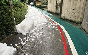 基隆市議會旁冒大量白色泡沫！環保局追查來源