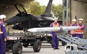 現場直擊》空軍演練F-16V戰機潛力裝掛　三五快砲防空攔截展現捍衛領空戰力