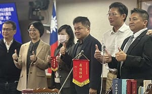 司委會告別時刻！翁曉玲頒「最佳夥伴」給黃國昌   綠委拒入鏡同框 