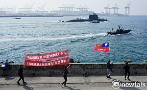 現場直擊》國造海鯤號潛艦首度潛航測試 民眾超興奮見證歷史一刻 高喊海鯤加油！海軍加油！