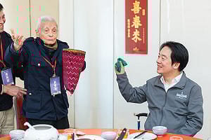 近百歲爺爺變魔術 賴清德與獨居長輩圍爐做紅龜粿：媽媽每年都做