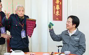 近百歲爺爺變魔術 賴清德與獨居長輩圍爐做紅龜粿：媽媽每年都做