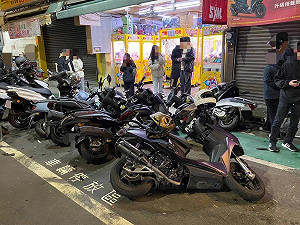 台中沙鹿轎車追撞機車　殃及路旁7機車骨牌般連倒