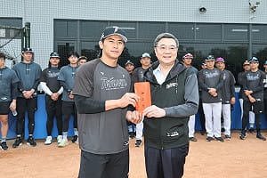 卓榮泰為經典賽台灣隊加油　致贈20萬元加菜金