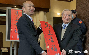 韓粉搶春聯祝「馬上長頭髮」！韓國瑜笑：跟佳芬姊生娃一樣難