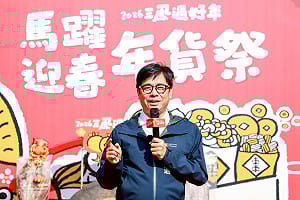 市長任內最後一次三鳳中街發紅包    陳其邁：這裡是我的家