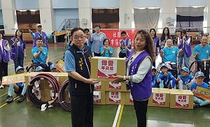 高市傳愛協會歲末送暖翔鷹羽球隊   捐贈過年物資及輪椅外胎