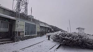 玉山再度降雪！冷氣團發威天氣濕冷 週末強冷空氣接力低溫下探8度