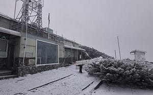 玉山再度降雪！冷氣團發威天氣濕冷 週末強冷空氣接力低溫下探8度