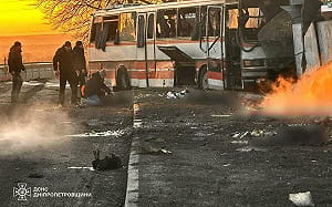 (影) 禁炸能源 俄軍改轟交通命脈! 烏礦工巴士遭炸15死 婦產醫院也被襲擊