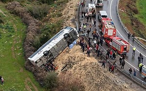 (影) 土耳其觀光區巴士翻覆入溝釀9死26傷! 疑雨霧路滑與超速失控釀禍