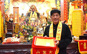 高雄玄鷲山高邑雲天宮抽國運籤   下下籤示警馬年恐不平靜