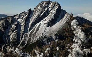 雪後更美！鄭明典曬玉山「暮色與月光」雪景照   網嘆：無以倫比