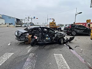 苗栗男超標4倍酒駕追撞3車！警依公共危險罪嫌送辦