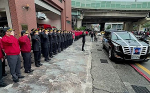 基隆勇消詹能傑救人殉職！移靈巡禮同仁淚喊「任務結束，一路好走」