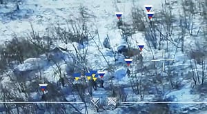 （影）虎口脫險！4烏軍戰俘被押密林將槍決 無人機急救援炸的俄兵鼠竄逃命