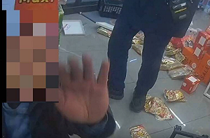 台中49歲男失控「狂砸連鎖藥妝店」遭警壓制反喊救命