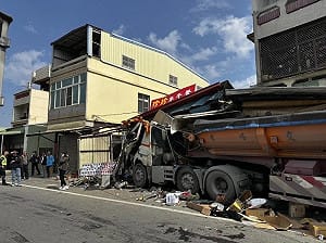 嘉義驚悚車禍！小貨車迴轉闖禍 砂石車撞進早餐店釀2傷
