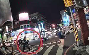 台南隨機砍人案釀2傷   29歲男持長刀攻擊畫面曝光
