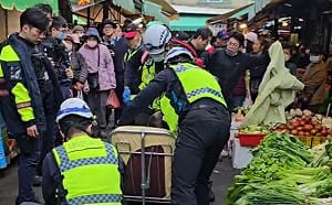 南苗市場持刀滋事！45歲男亮刀襲警  警開槍制伏搶救無效亡