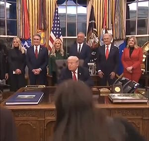 提「這名字」記者趕出白宮? 川普拒回艾普斯坦案提問 司法部刪除公開文件挨批