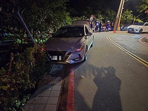 烘爐地女子先撞車再自撞山壁！熱心民眾大聲公喊：她肇逃