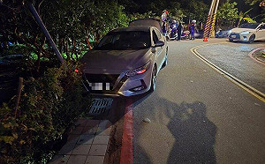 烘爐地女子先撞車再自撞山壁！熱心民眾大聲公喊：她肇逃