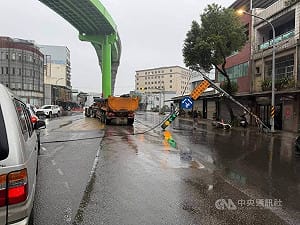 桃園曳引車防塵網未收　扯斷號誌桿波及3人車