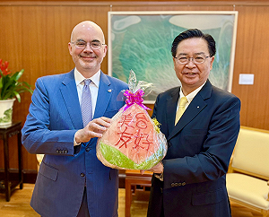 谷立言送超大顆「子母壽桃」！吳釗燮驚呼：最特別的農曆年禮物