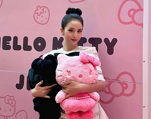 Jisoo、Hello Kitty聯名快閃店宣布延期！主辦單位：非授權問題