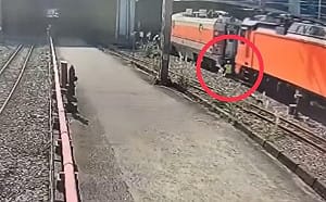 台鐵基隆七堵工安意外 員工背對作業遭2車廂夾擊受傷