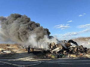 澎湖資源回收場大火！濃煙蔽天燃燒2千平方公尺 