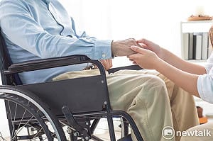 長照悲劇！7旬翁推罕病妻墜14樓慘死 法官輕判2年6月