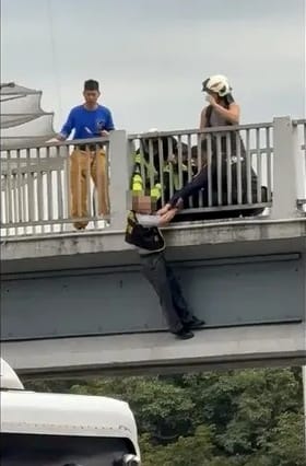 抗議常客連2天北車旁天橋鬧輕生！警消救回後強制送醫