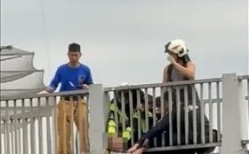抗議常客連2天北車旁天橋鬧輕生！警消救回後強制送醫