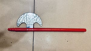 板橋男街頭揮斧與友人嬉戲！路人嚇壞報警 社維法送辦 