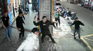 新莊濺血衝突！50歲男疑工程爭議「持刀猛砍」 遭群眾砸物圍攻